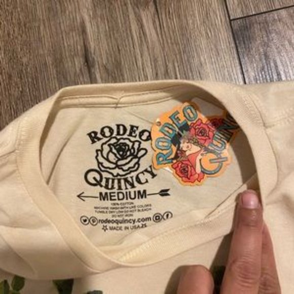 NWT Rodeo Quincy Cactus Graphic Short Sleeve Tee Tan Women’s Medium - Picture 3 of 6